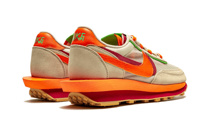 Nike LD Waffle Sacai Clot Net oranje sneakers met mesh details en witte zool, zichtbaar in de afbeelding