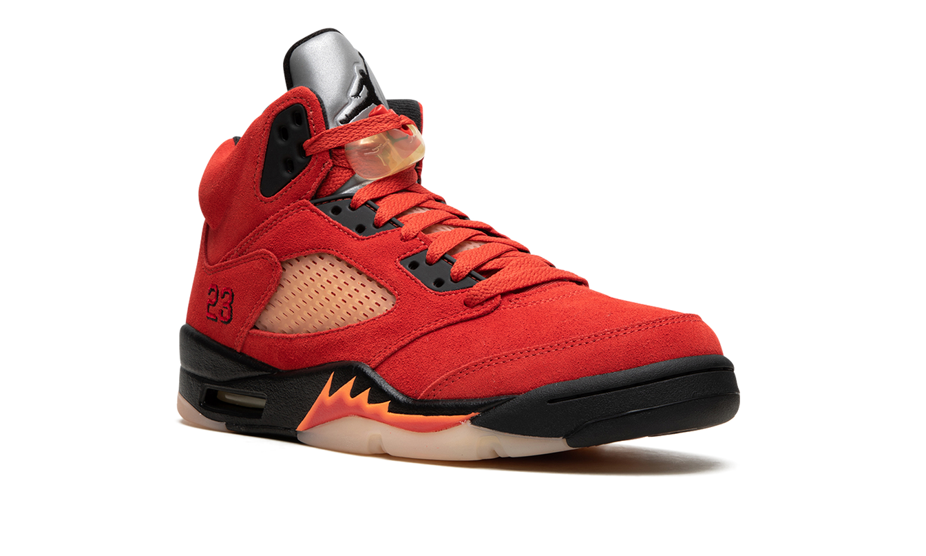 Lucht Jordan 5 WMNS "Mars For Her" sneakers voor dames, zwart en rood ontwerp, zichtbaar op de afbeelding.