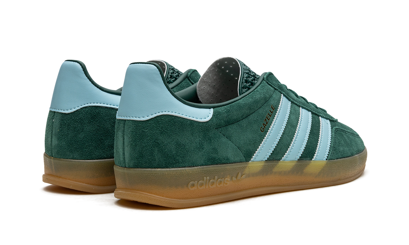 Groene Adidas Gazelle indoor schoenen voor heren, stijlvolle sneakers met leren bovenkant en sportieve uitstraling.