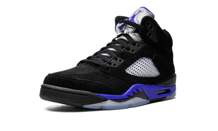 Witte en blauwe Air Jordan 5 Retro sneakers met zwart details, zichtbaar van de zijkant en veteropeningen.