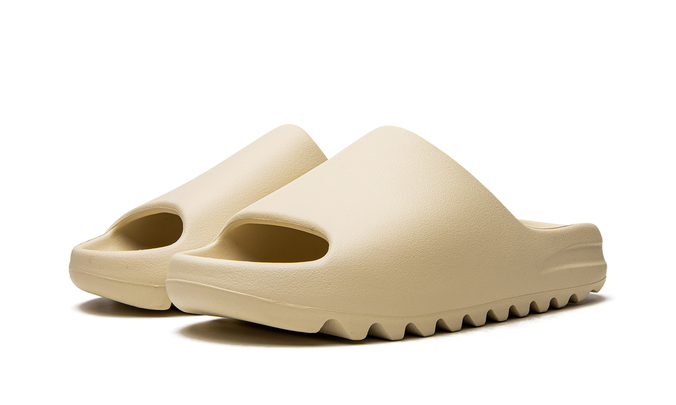 Yeezy Slide "Bone 2022" schoenen van Mijn winkel, lichte beige slippers met comfortabele voetbed en eenvoudige stijl.