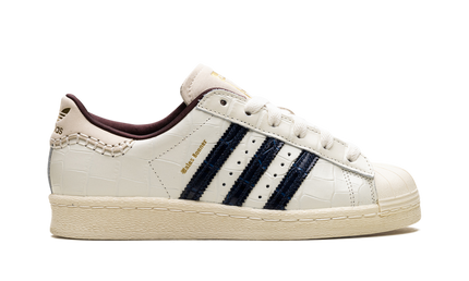 Witte croco sneakers van Wales Bonner, Superstar collectie, met leren textuur en witte rubberzool.