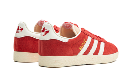 Adidas Gazelle "Glory Red" schoenen met rood suède en witte zool, stijlvolle sneakers voor heren en dames.