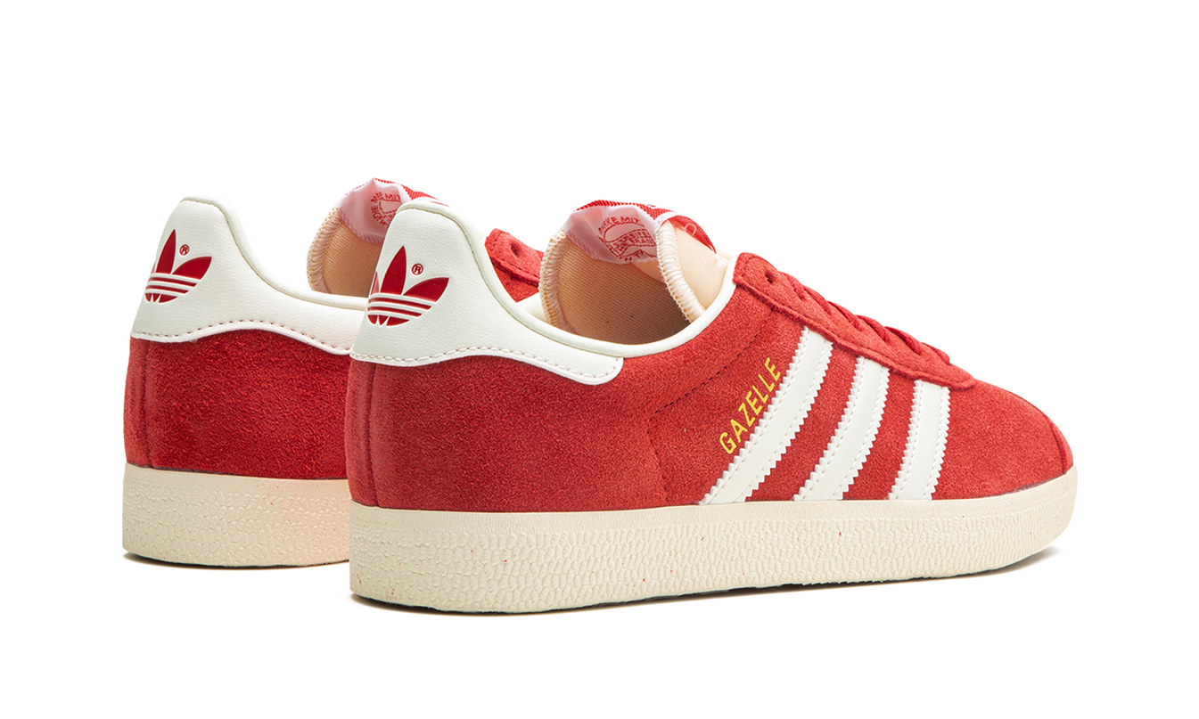 Adidas Gazelle "Glory Red" schoenen met rood suède en witte zool, stijlvolle sneakers voor heren en dames.