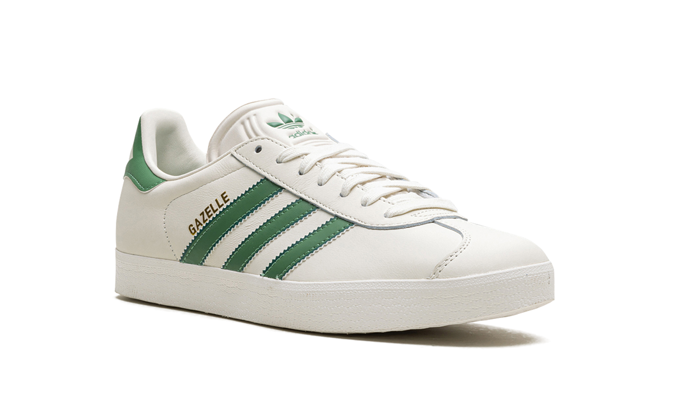 Witte en groene Adidas Gazelle schoenen met leren bovenwerk en groene details, perfect voor casual dragen.
