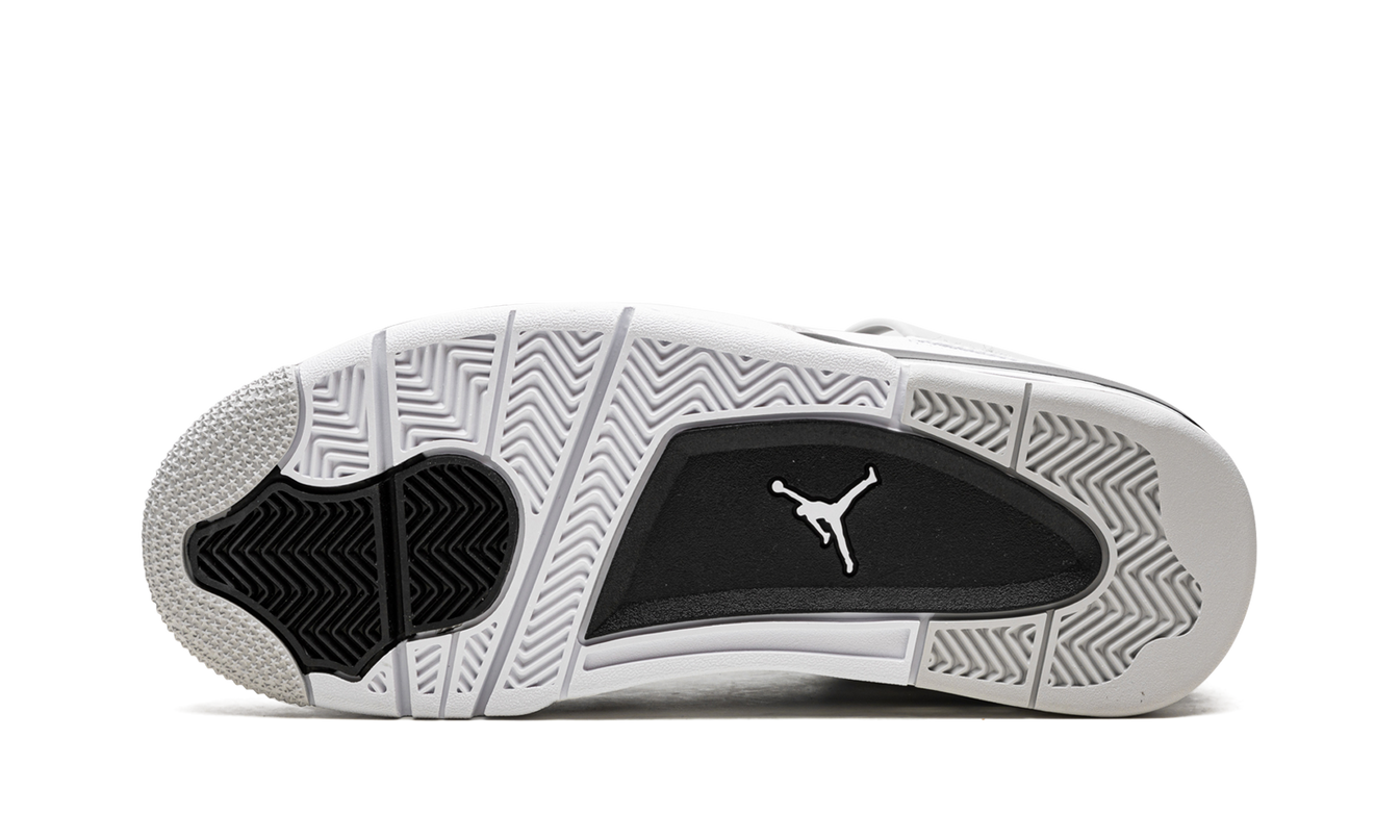 Zwarte Air Jordan 4 Retro sneakers met militaire zwarte details en witte zool, gemaakt door Mijn winkel.