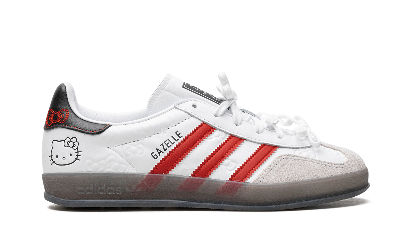 Dames Adidas Gazelle Indoor schoenen voor de 50e verjaardag met Hello Kitty design, wit met roze details, op een witte achtergrond