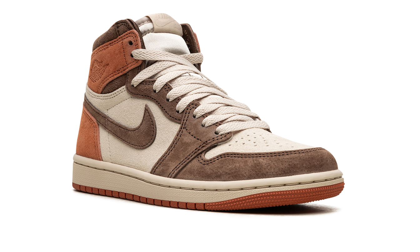 Lichte Dusted Clay Air Jordan 1 HIGH OG WMNS schoenen met oranje en beige details, zichtbaar van de zijkant.