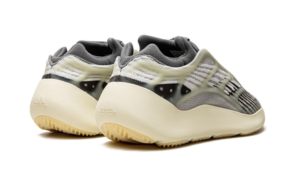 Witte en grijze Yeezy 700 V3 "Fade Salt" sneakers met sportieve uitstraling en gedetailleerde ontwerpdetails