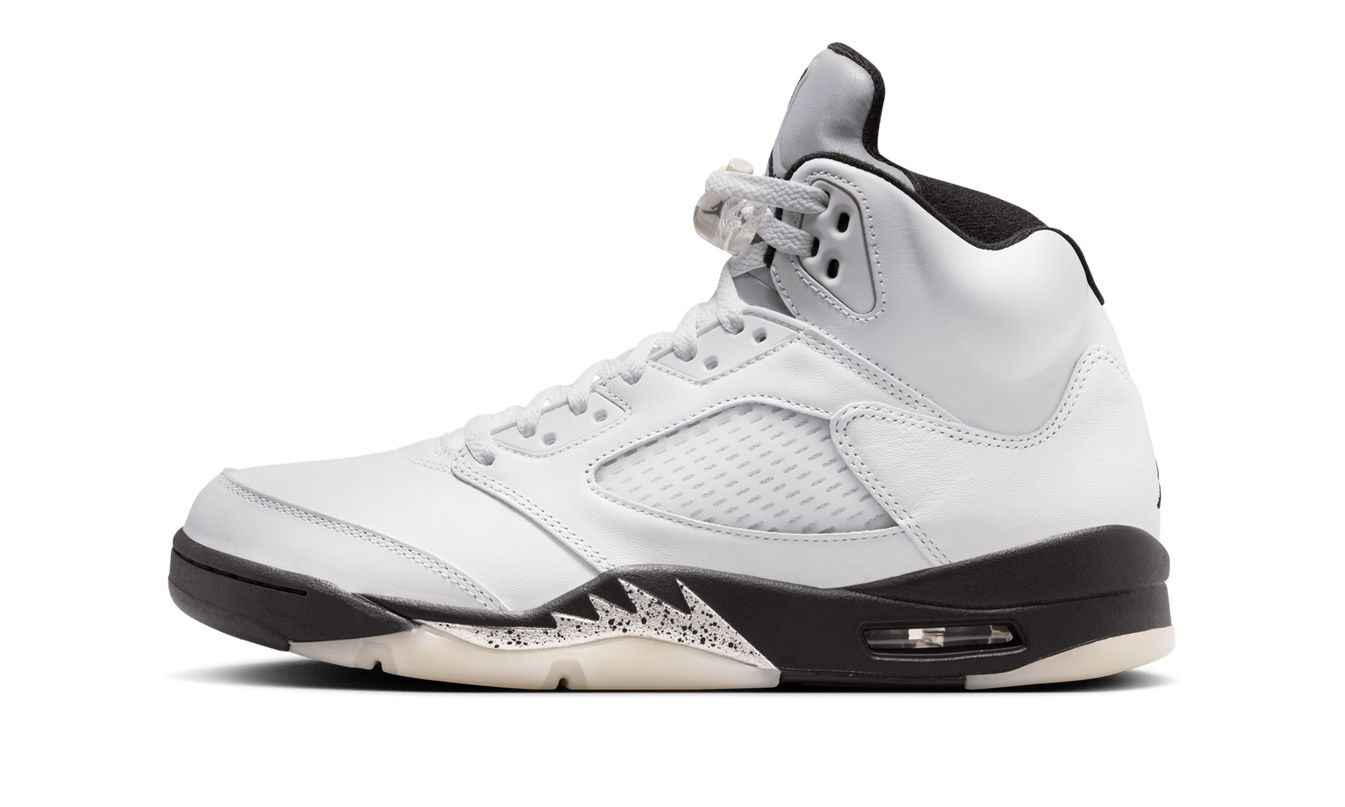 Witte en zwarte Air Jordan 5 schoenen met leren details en iconisch design, geschikt voor casual en sportief gebruik.