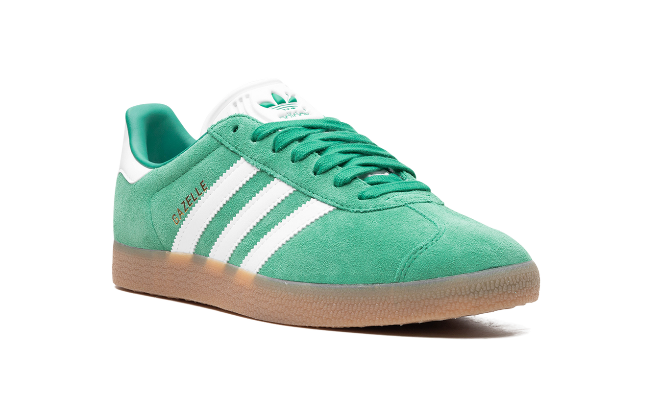 Groene Adidas Gazelle schoenen met gumzool en witte details, casual schoenen voor heren en dames.