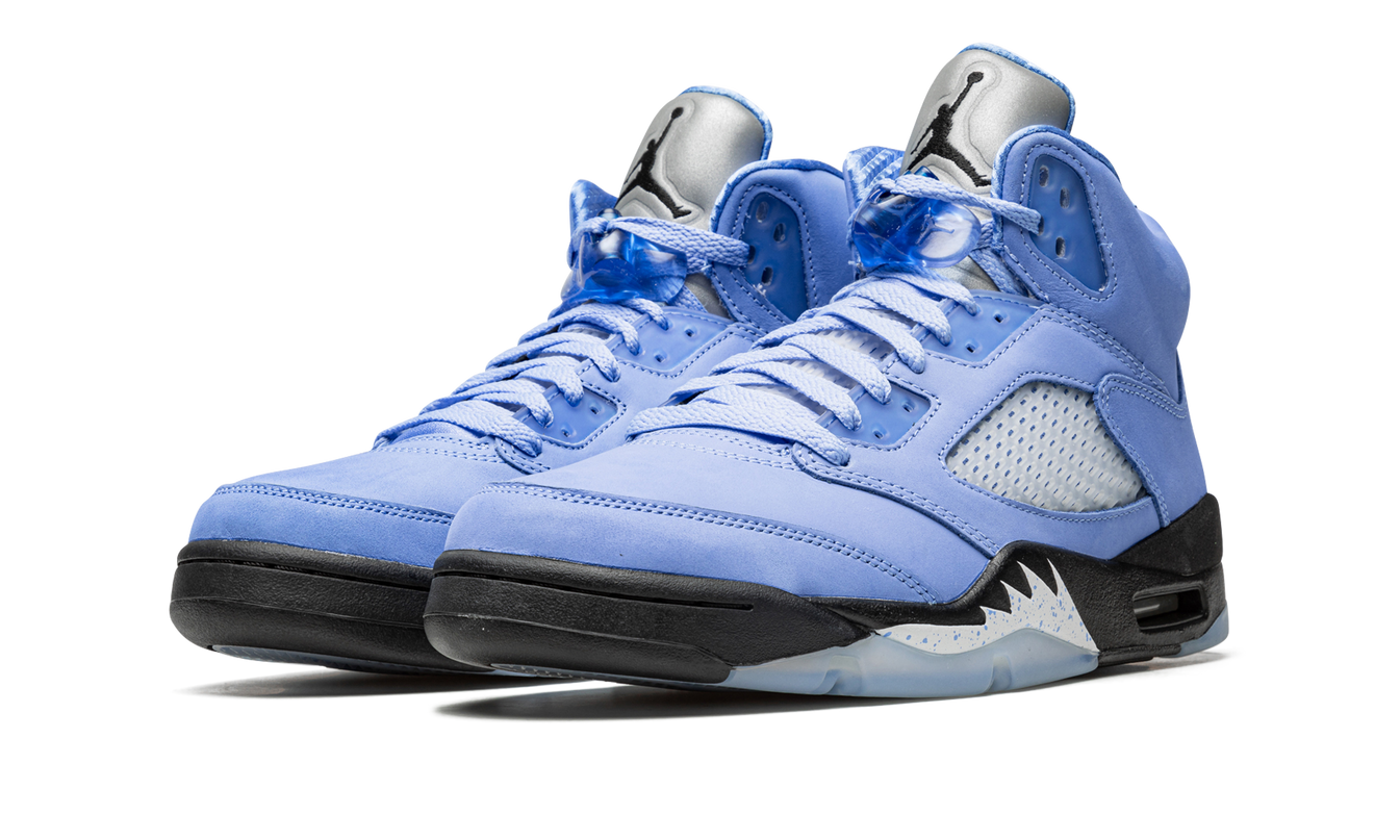 Witte en blauwe Air Jordan 5 Retro SE sneakers voor heren, met kenmerkende details en merklogo, op witte achtergrond.