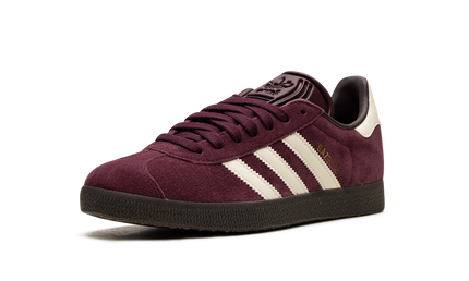 Donkerrode Adidas Gazelle schoenen voor dames met suède bovenwerk en witte zool, geschikt voor casual en sportieve stijl