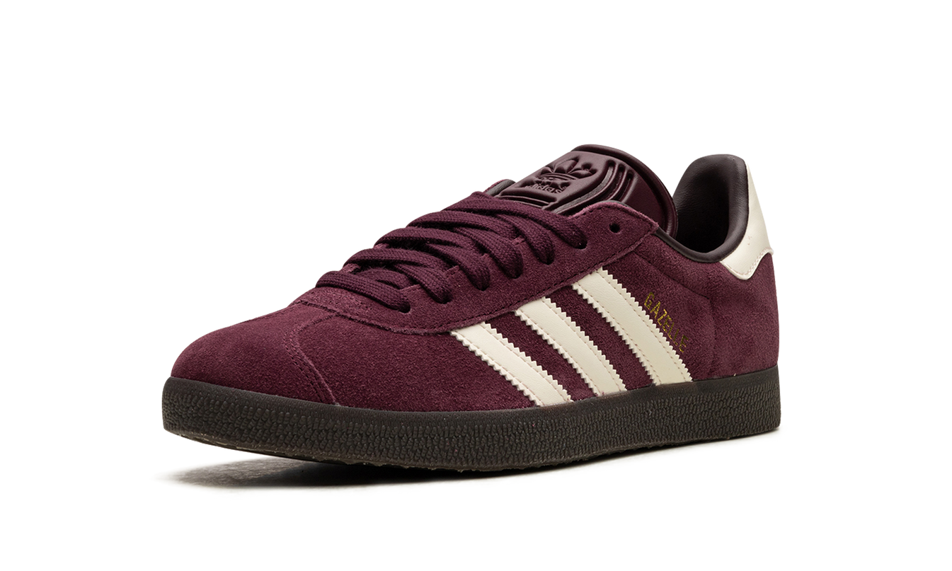 Donkerrode Adidas Gazelle schoenen voor dames met suède bovenwerk en witte zool, geschikt voor casual en sportieve stijl