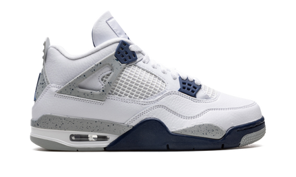 Zwarte en blauwe Air Jordan 4 sneakers met witte details en "Midnight Navy" kleur, zichtbaar op de schoenen.