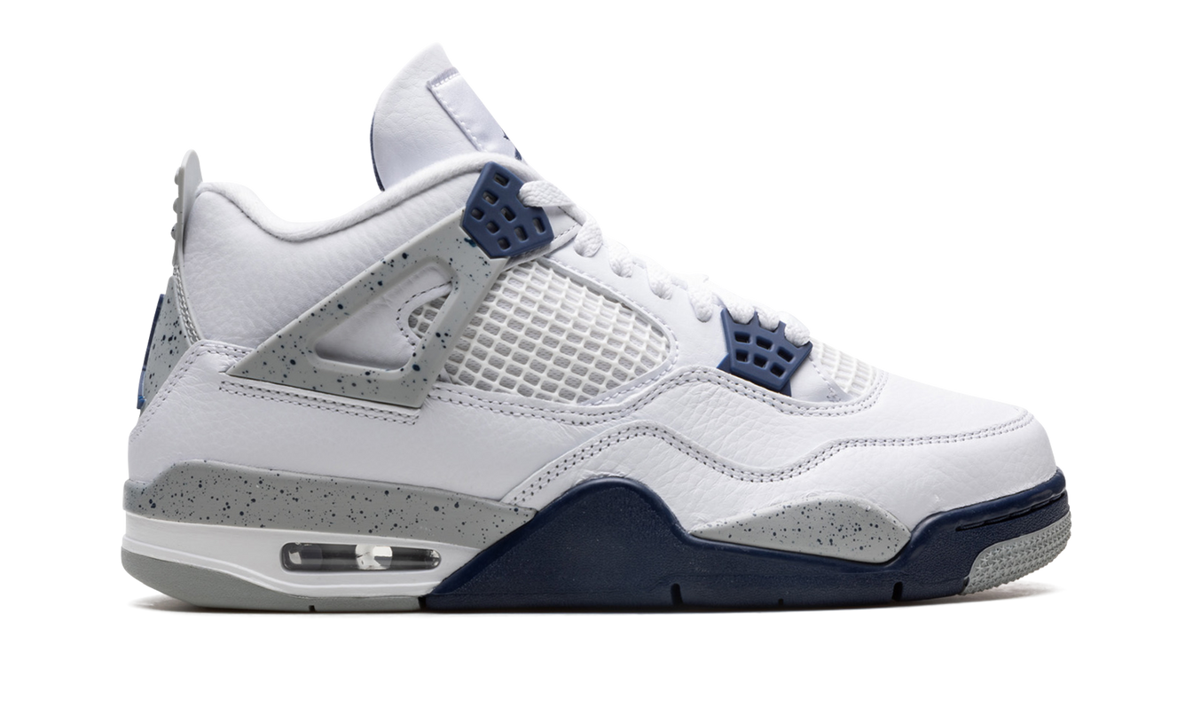 Zwarte en blauwe Air Jordan 4 sneakers met witte details en "Midnight Navy" kleur, zichtbaar op de schoenen.