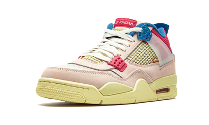 Sportieve Air Jordan 4 Retro SP schoenen in Guava Ice kleur, met zwart en witte details, van het merk Mijn winkel.