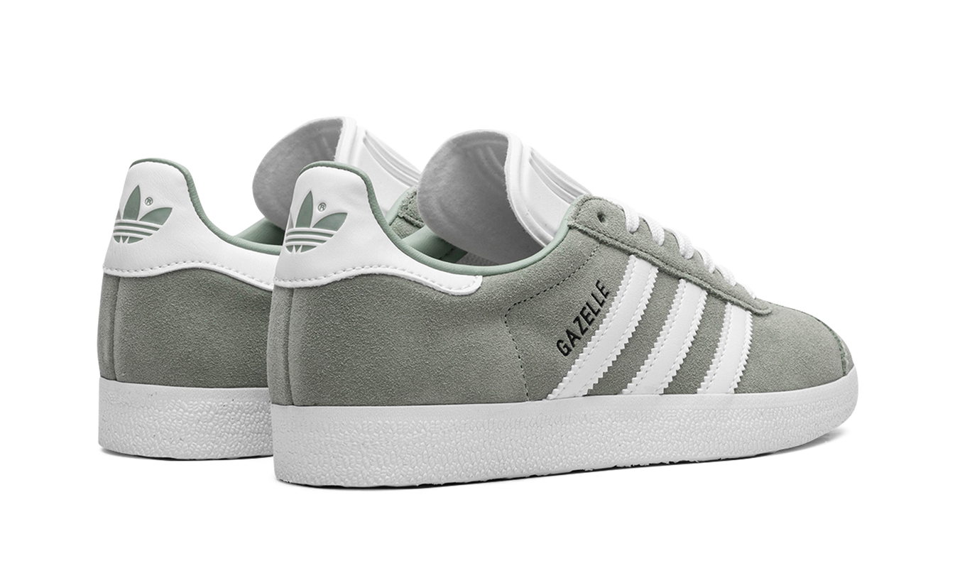 Adidas Gazelle dames schoenen in zilver groen en wit met suède details en witte zool, stijlvolle sneakers voor dames.