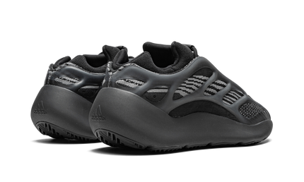 Zwarte Yeezy 700 V3 "Dark Glow" sneakers met glow-in-the-dark details en sportieve uitstraling, zichtbaar in de afbeelding