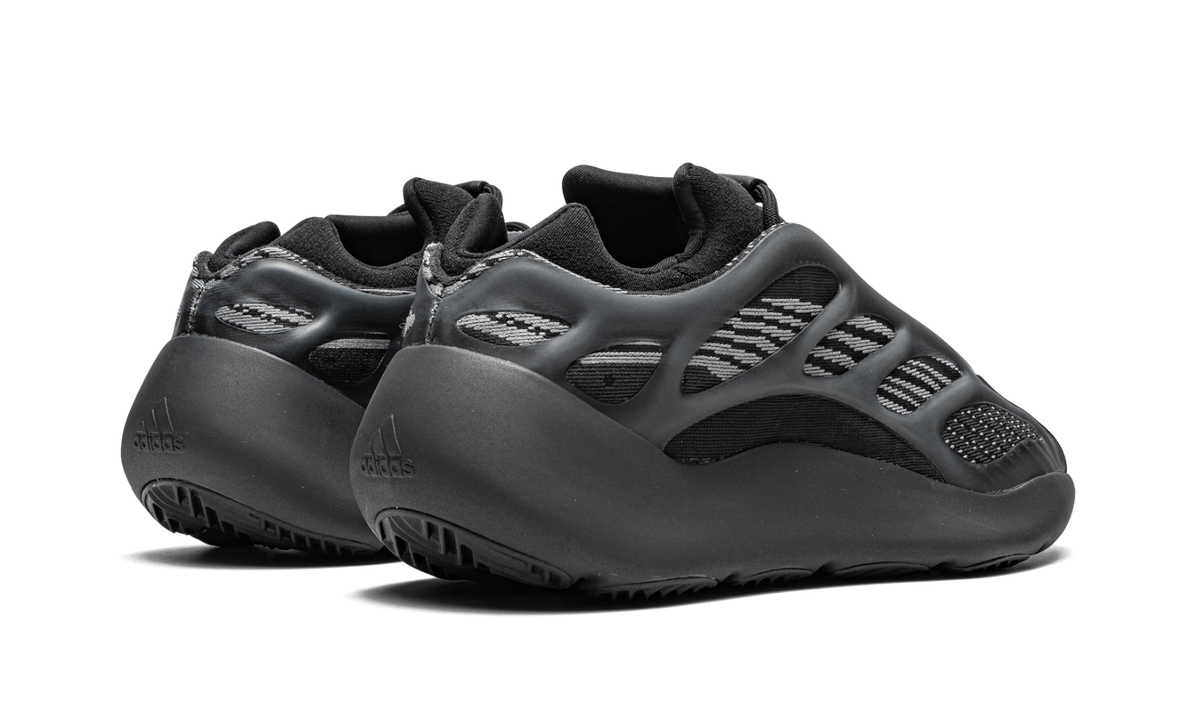 Zwarte Yeezy 700 V3 "Dark Glow" sneakers met glow-in-the-dark details en sportieve uitstraling, zichtbaar in de afbeelding