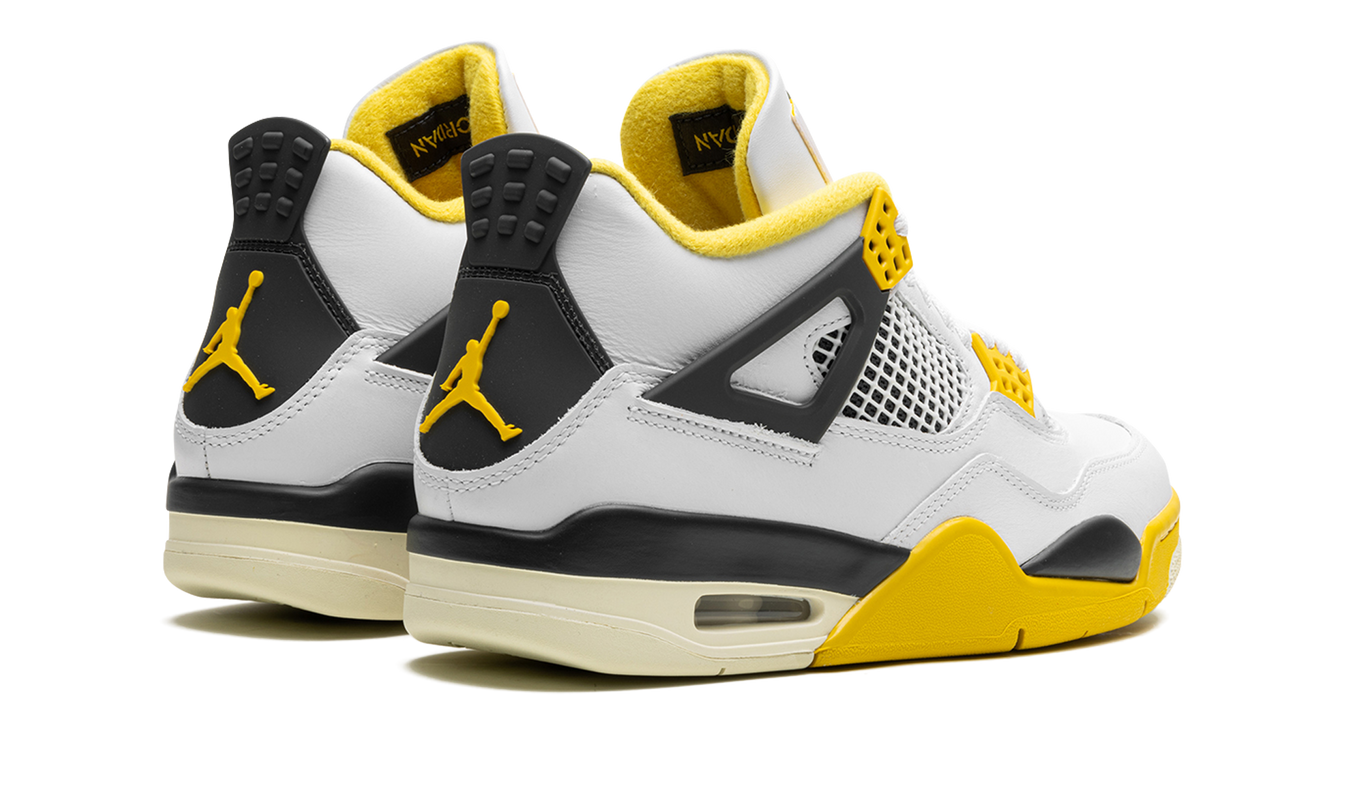 Witte en gele Air Jordan 4 WMNS sneakers met Vivid Sulfur accenten, zichtbaar van de zijkant op een witte achtergrond