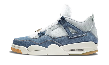 Sportieve dames Air Jordan 4 schoenen in denim en Worn Blue, met blauw suède en witte details, zichtbaar op de afbeelding.