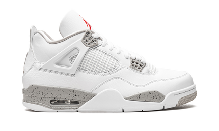 Witte Air Jordan 4 Retro sneakers met zwarte en grijze details, lichtgewicht en stijlvol voor casual draagstijl.