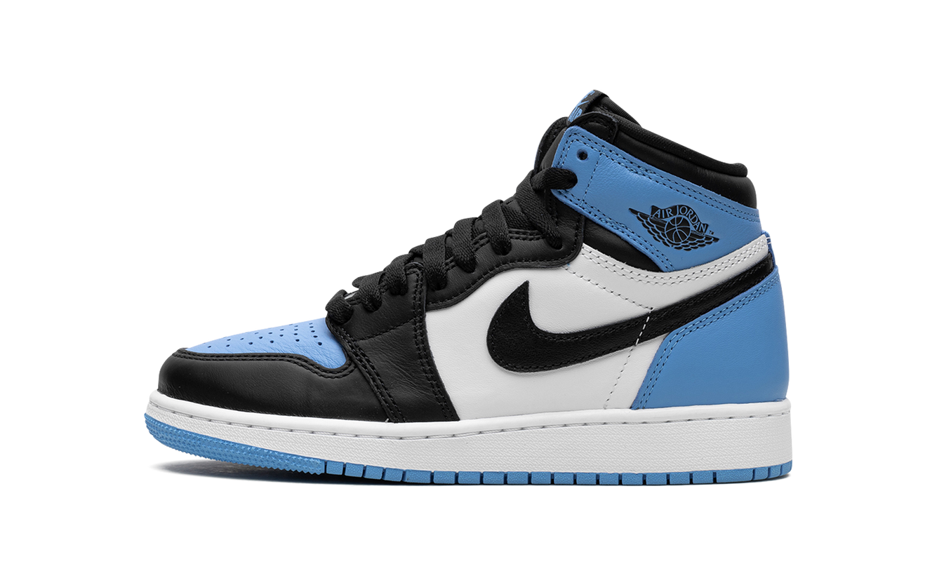 Air Jordan 1 Retro High OG GS sneakers in blauw en wit met zwarte accenten, hoog model met leren bovenwerk en vetersluiting.