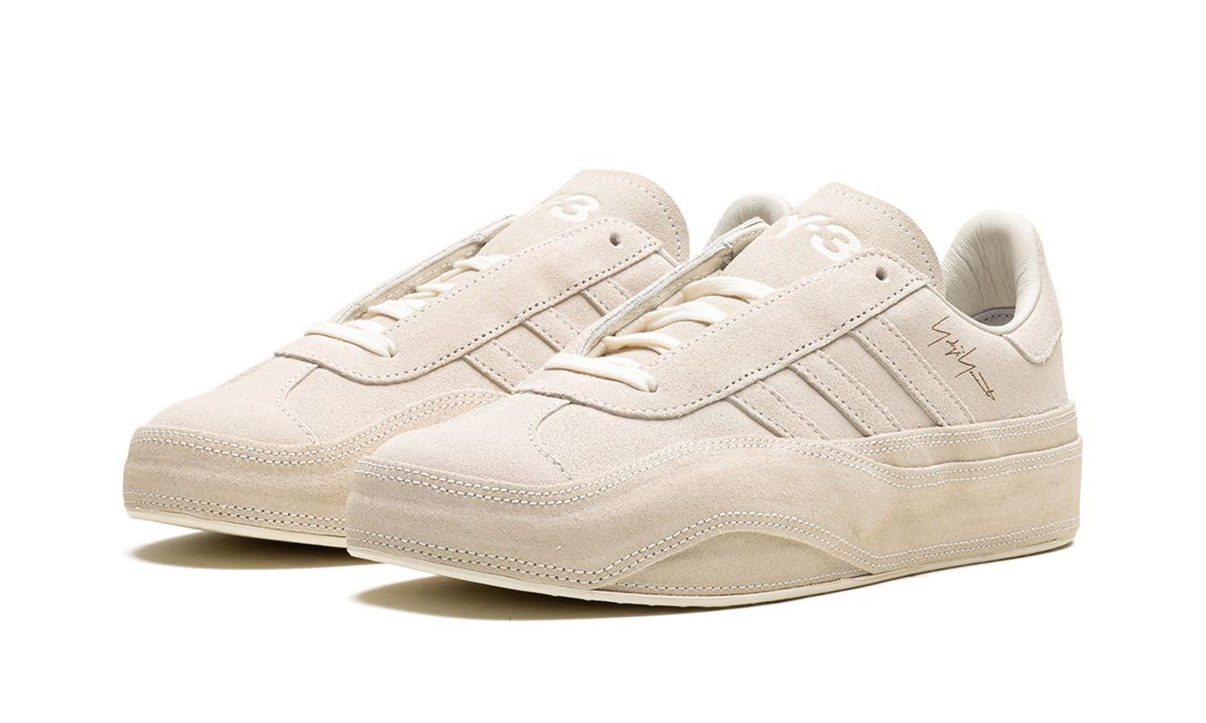 Adidas Gazelle Y-3 schoenen in zwart met witte details, geschikt voor casual en sportieve stijl.