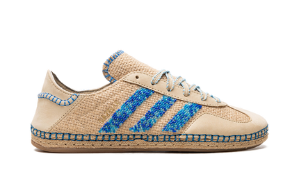 Adidas Gazelle schoenen van CLOT in linnen khaki en lichtblauw, zichtbaar met leren details en witte zool.