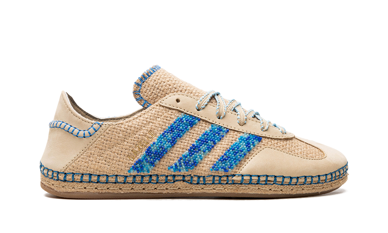Adidas Gazelle schoenen van CLOT in linnen khaki en lichtblauw, zichtbaar met leren details en witte zool.