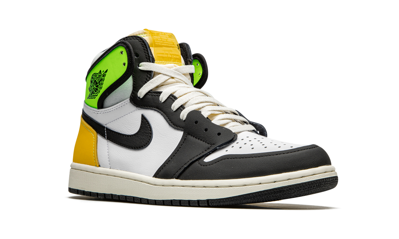 Lichte groene en gouden Air Jordan 1 Retro High OG schoenen met zwart en wit details, zichtbaar in de afbeelding.