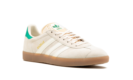 Dames Adidas GAZELLE schoenen in Wonder White en Groen, witte en groene sneakers met zwart detail zichtbaar op de afbeelding