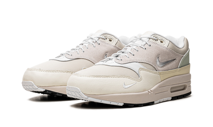 Nike Air Max 1 schoenen met Hangul Day ontwerp, witte en zwarte details, zichtbaar in de afbeelding