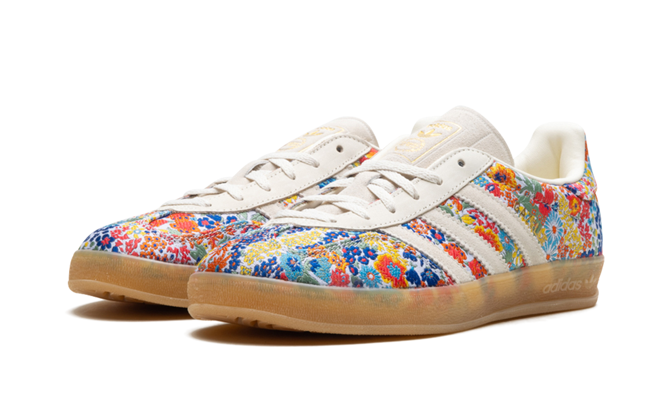 Damesschoenen Adidas Gazelle Indoor met Liberty London bloemenborduursel, elegante sportschoenen met bloemenpatroon