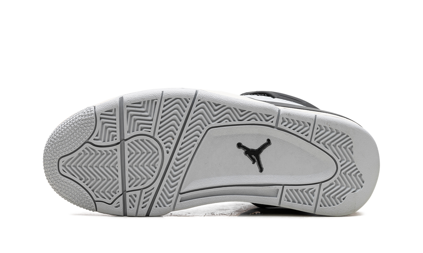 Lichte Air Jordan 4 GS sneakers in "Pure Platinum" kleur met witte en grijze details, zichtbaar van de zijkant.