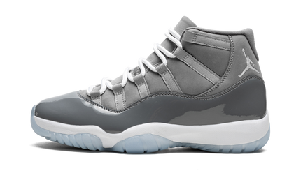 Lichte grijze Air Jordan 11 Retro schoenen met glanzende afwerking en witte details voor heren.