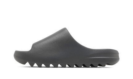 Grijze Yeezy Slide schoenen van Mijn winkel, comfortabele rubber slippers met een minimalistisch design en brede band.