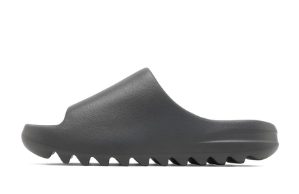 Grijze Yeezy Slide schoenen van Mijn winkel, comfortabele rubber slippers met een minimalistisch design en brede band.