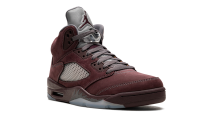 Sneaker Air Jordan 5 "Burgundy 2023" in wijnrode kleur, met leren bovenwerk en witte details, ontworpen door Mijn winkel.