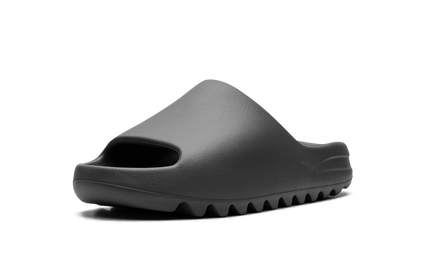 Witte Yeezy Slide "Granite" schoenen van Mijn winkel, comfortabel slip-on design met zachte zool en matte afwerking op de afbeelding