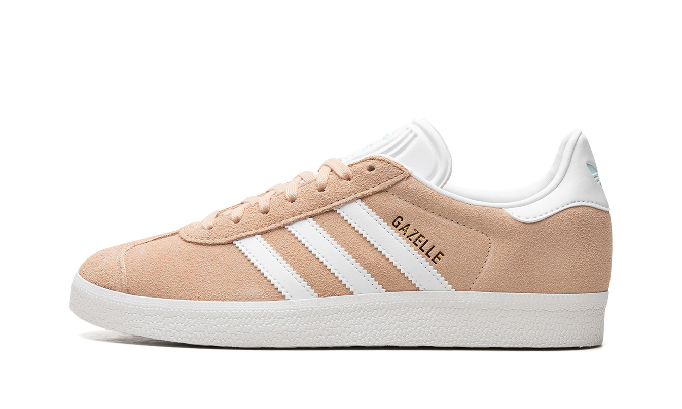 Dames sneakers Adidas Gazelle WMNS "Halo Blush" in roze en wit, zichtbaar op de afbeelding.