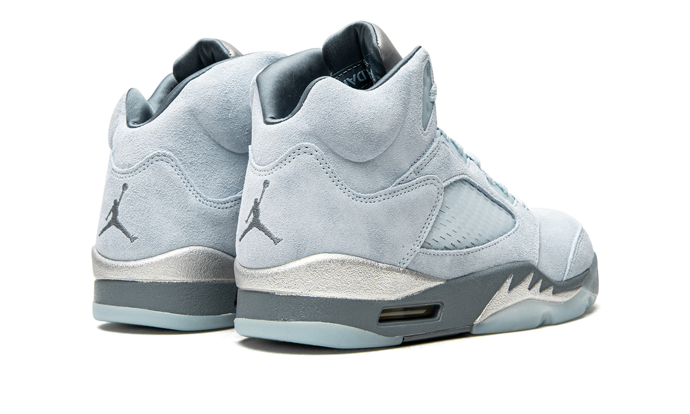 Blauwe Air Jordan 5 Retro WMNS sneakers van Mijn winkel, close-up van het sportieve schoenontwerp en details