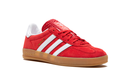 Witte en rode Adidas Gazelle Indoor schoenen met witte zool en rood bovenwerk, geschikt voor binnen sporten.