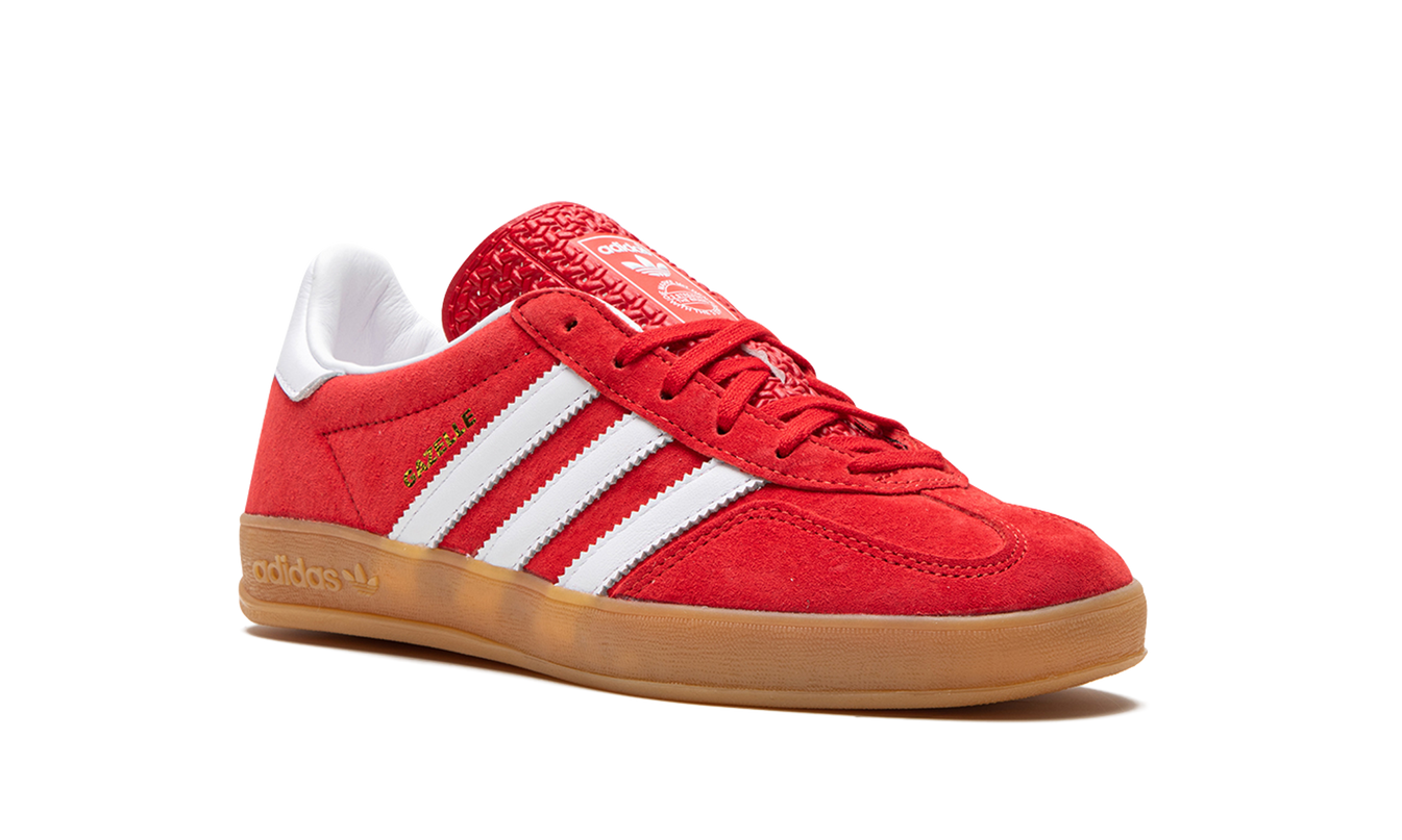 Witte en rode Adidas Gazelle Indoor schoenen met witte zool en rood bovenwerk, geschikt voor binnen sporten.