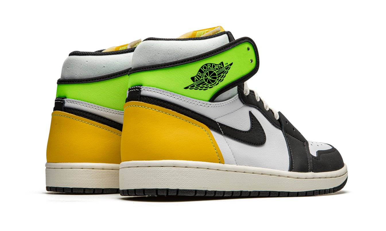 Lichte Air Jordan 1 Retro High OG schoenen in volt en goud kleuren, met leren details en witte zool.