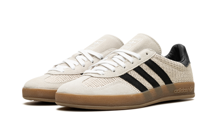 Adidas Gazelle Indoor schoenen in aluminum en zwart, geschikt voor binnen sporten, met witte zool en zwarte details