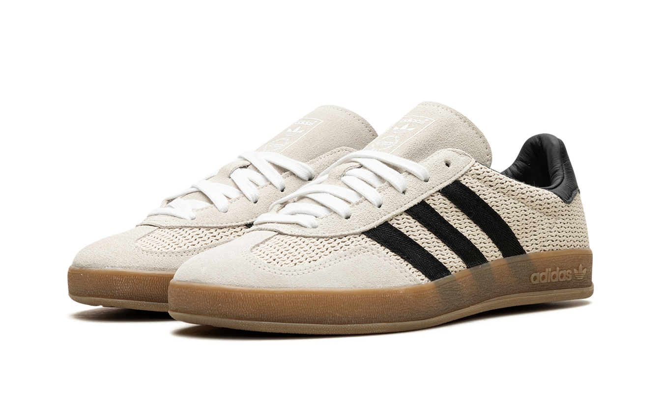 Adidas Gazelle Indoor schoenen in aluminum en zwart, geschikt voor binnen sporten, met witte zool en zwarte details