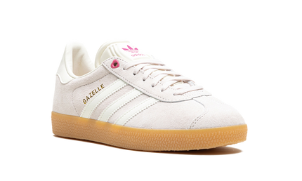 Dames sneakers Adidas Gazelle WMNS "Valentine's Day 2024" met rood en roze details, zichtbaar op de afbeelding