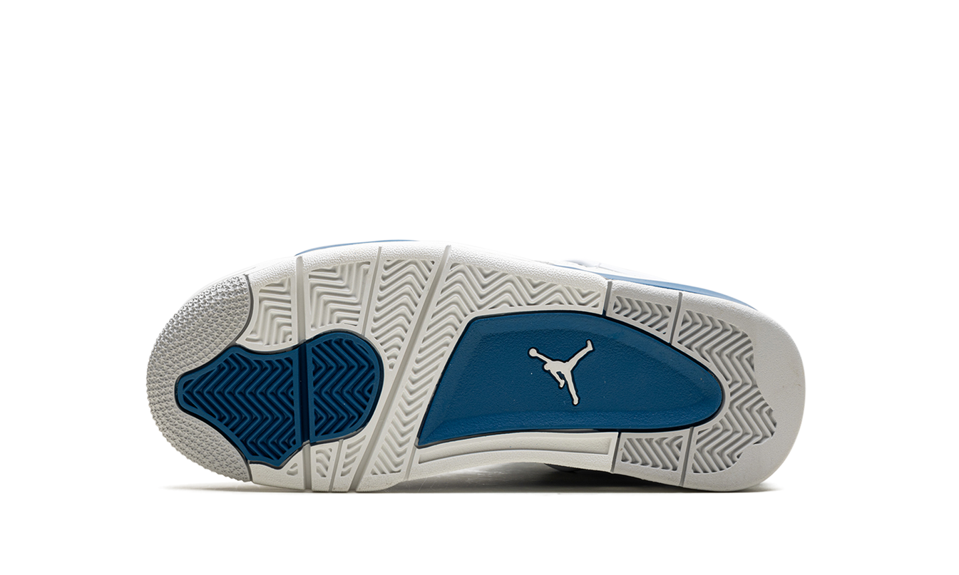 Zwarte en blauwe Air Jordan 4 GS schoenen met witte details en Nike branding, zichtbaar in close-up.